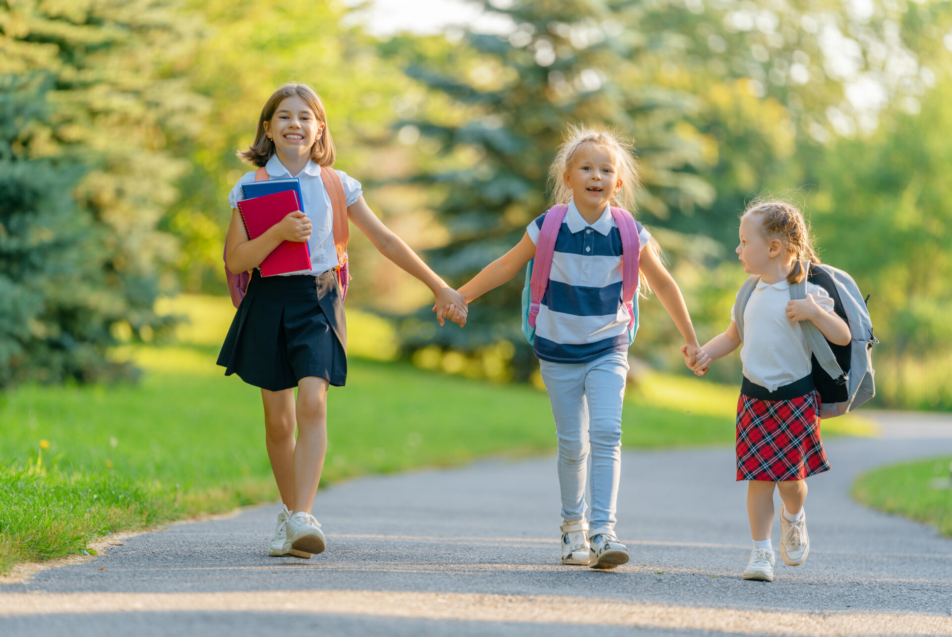 通学する子どもたち