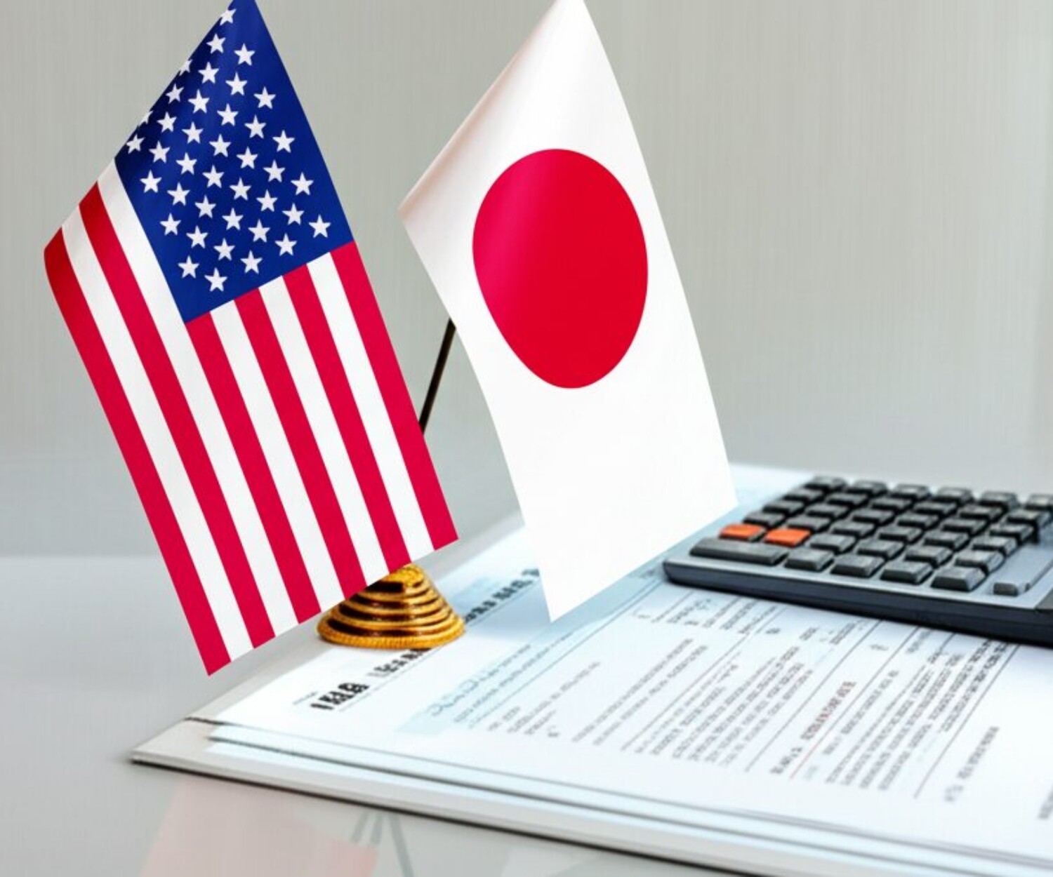 日米の国旗と税務書類・計算機