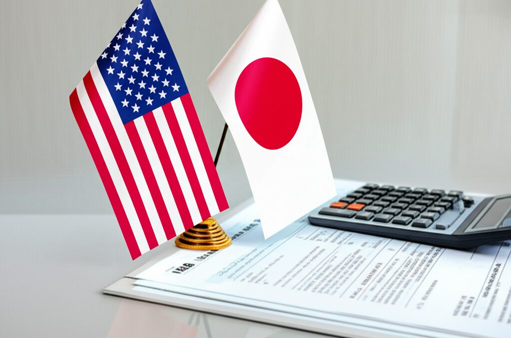 日米の国旗と税務書類・計算機