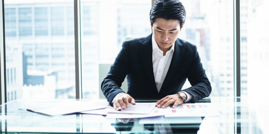 法人設立の費用・税制を検討するビジネスマン