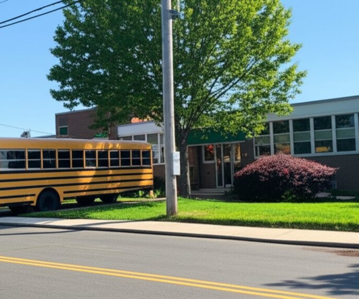 スクールバスが停まるアメリカの公立小学校