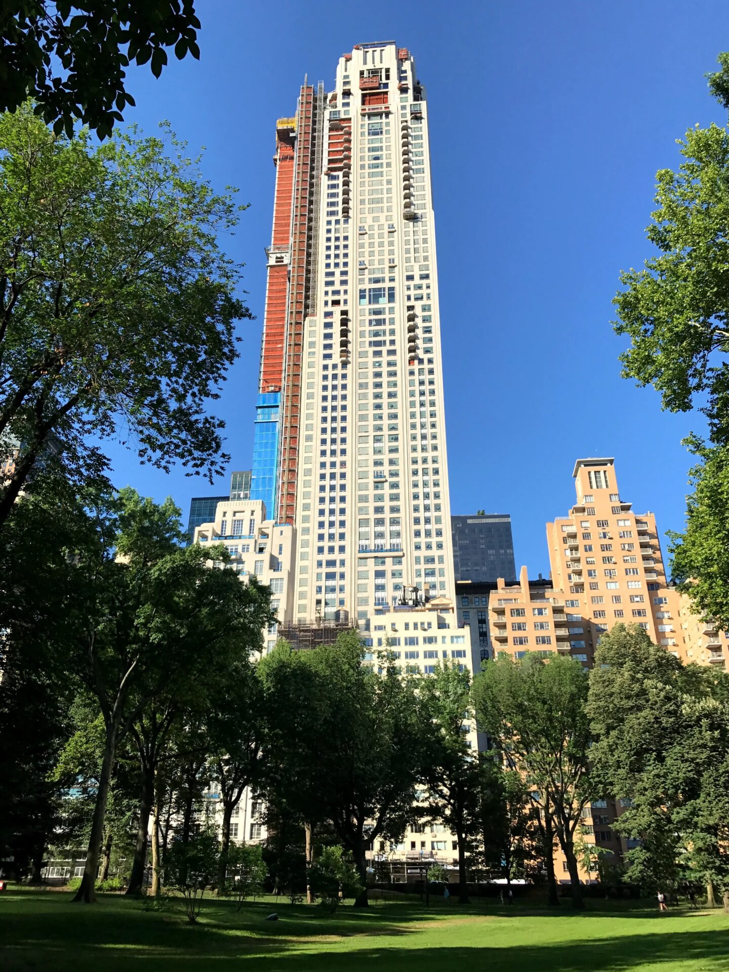 ニューヨークのビリオネアズロウにある220 Central Park Southの外観