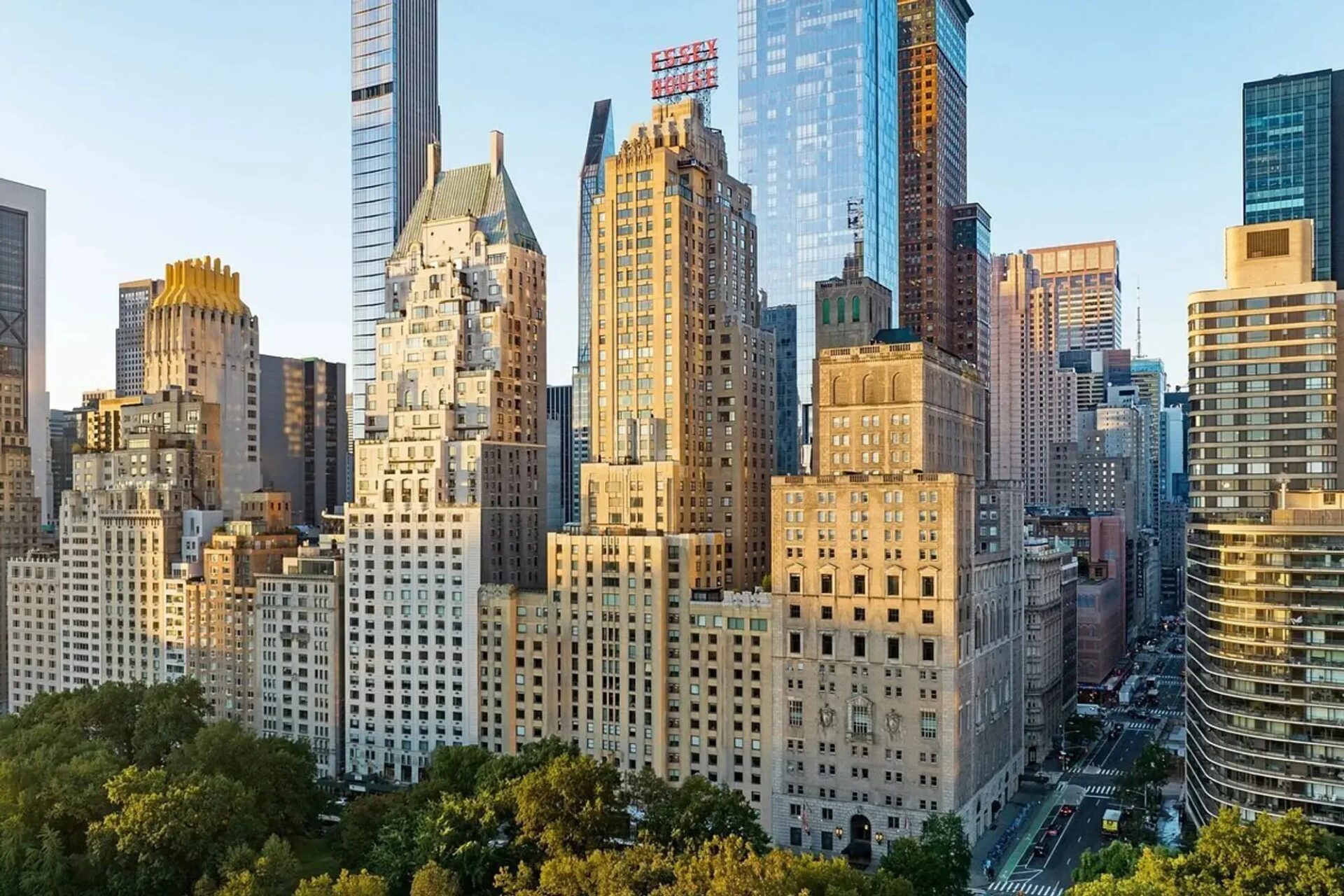 ニューヨークの高層コンドミニアムと市街地
